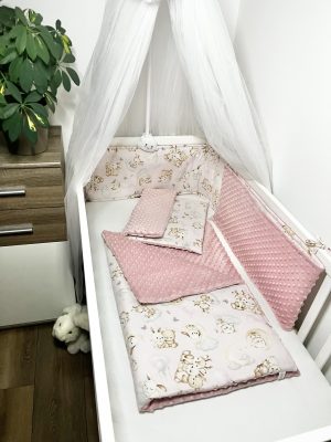 Bbaby 3 részes egybevarrt babaágynemű – Állatbarát Álom, rózsaszín és púder minky, állatmintás pamutvászon és fejvédő