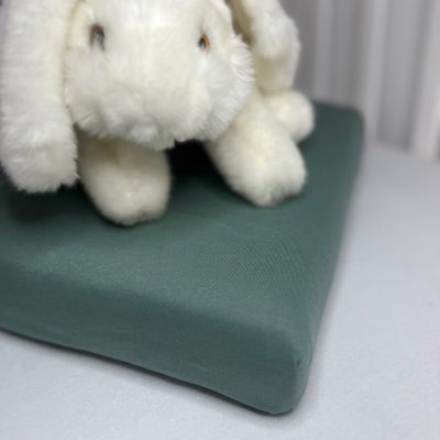 Olíva zöld pamut gumis baba lepedő 60x120 és 70x140 cm kiságyba – univerzális, 100% pamut