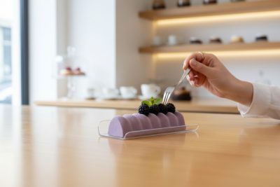 Átlátszó négyzetes süteményestálca felhajtott széllel, 100 db-os csomag