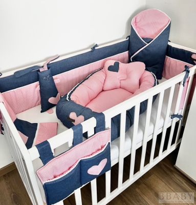 Harper Rose teljes babaágy szett – 7 részes, kockás pamut és farmer kollekció bogyós díszítéssel