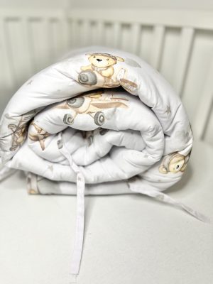 Bbaby járókabetét – Repülős Mackó, fehér alapon barna mintás pamutvászon, 100×100 cm