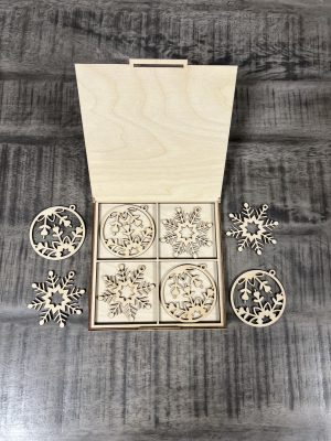 Karácsonyi függő dísz szett díszdobozban - 8 db dísszel