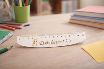 Vonalzó (Elsős lettem lányos)