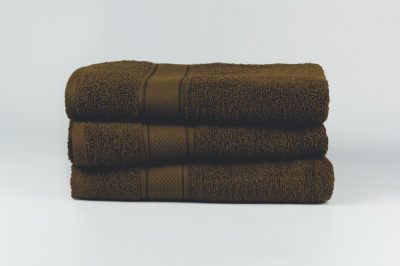 Törölköző - barna - széles bordűrrel 70x130 cm