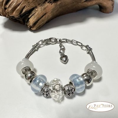 Pandorka karkötő, ezüst színű alapon 