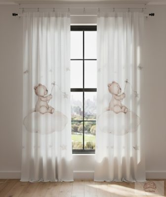 „Álmodozó Maci” Gyerekszoba Függöny – Felhők és Csillagok között