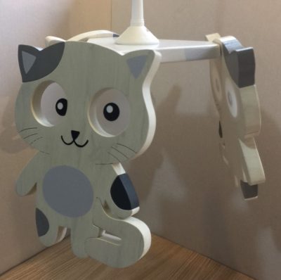 Cica, fehér csillár