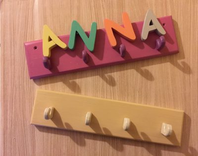  4 akasztós fogas, 2 méretben és különböző színekben