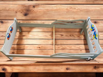 Gyerekágy fából, szürke alapon autó és repülő dísszel 2 féle méretben