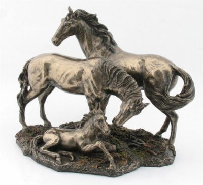 Lócsalád szobor 72158