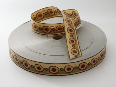 Páva mintás szalag sárga-réz 50 mm széles