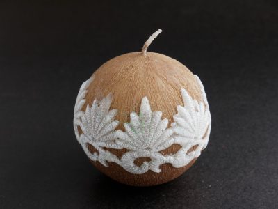 Zúzmarás karácsonyi gömb gyertya bézs