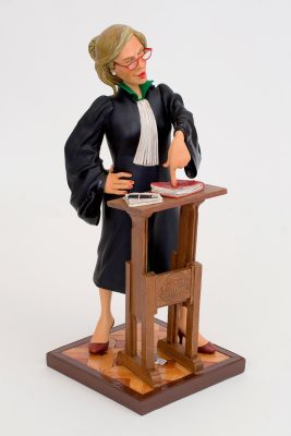 Ügyvédnő karikatúra szobor