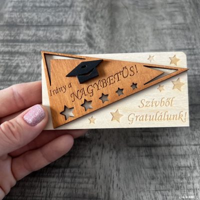 Pénzátadó ballagásra vagy diplomaosztóra